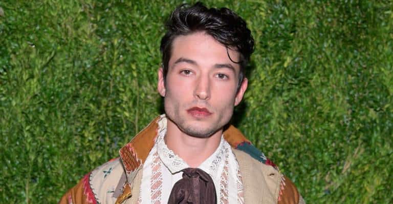 ator ezra miller choca ao aparecer enforcando fa em video 913669