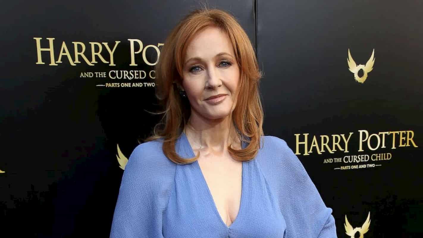 J. K. Rowling devolve prêmio humanitário após insultar comunidade trans diversas vezes