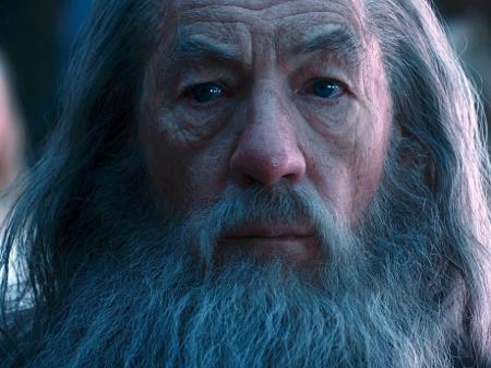 o ator ian mckellen em cena de hobbit uma jornada inesperada